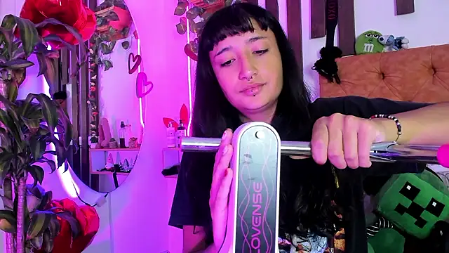 Snapshot of MeowMota_ chatting on March 10, 6:13 pm MeowMota online show from March 10, 6:13 pm