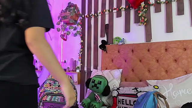 Snapshot of MeowMota_ chatting on April 14, 6:25 pm MeowMota online show from April 14, 6:25 pm