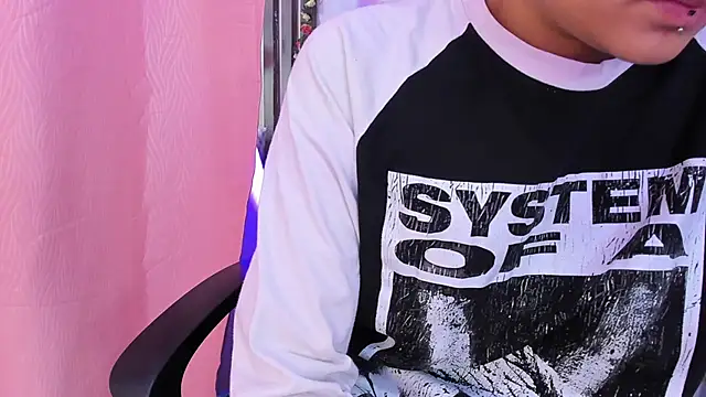 Snapshot of MeowMota_ chatting on April 15, 6:37 pm MeowMota online show from April 15, 6:37 pm