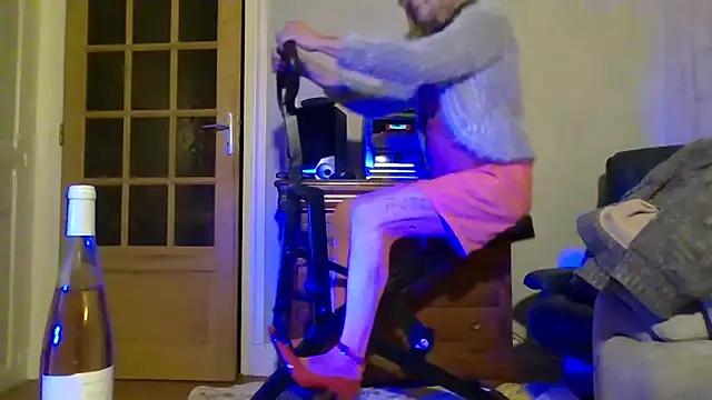 Snapshot of Helinetrav chatting on January 18, 5:39 pm Helinetrav online show from January 18, 5:39 pm