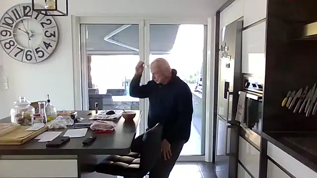 Snapshot of Helinetrav chatting on February 25, 8:57 am Helinetrav online show from February 25, 8:57 am