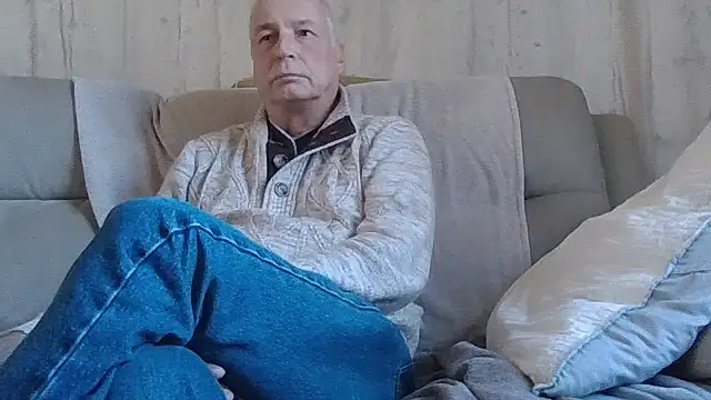 Snapshot of Helinetrav chatting on March 1, 10:06 am Helinetrav online show from March 1, 10:06 am