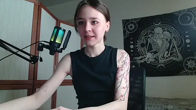 Snapshot of Mysterious_Toy chatting on February 9, 5:06 pm Mysterious Toy online show from February 9, 5:06 pm