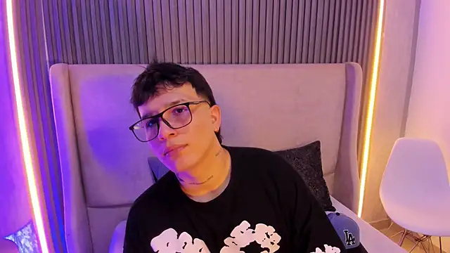 Snapshot of SamuParker chatting on January 13, 3:45 am SamuParker online show from January 13, 3:45 am