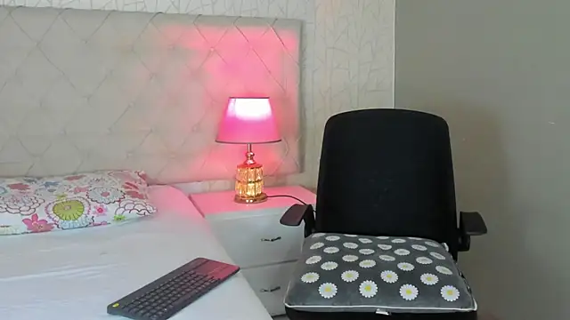 TinyRosee online show from February 5, 8:02 pm