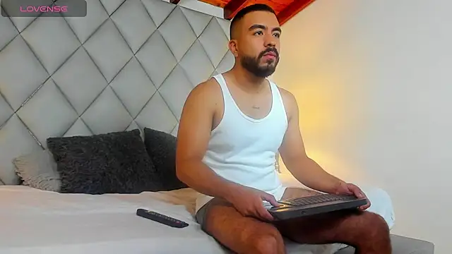 AaronVegaa online show from January 15, 4:11 pm