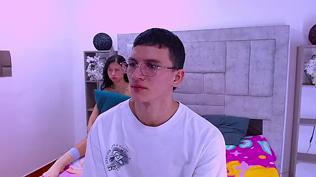 Snapshot of Sophi_and_Jack chatting on February 18, 3:57 am Sophi and Jack online show from February 18, 3:57 am