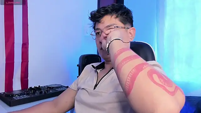 Theo Rowan online show from April 23, 12:29 pm