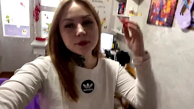 Snapshot of TraciBallena chatting on February 9, 7:12 am TraciBallena online show from February 9, 7:12 am