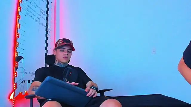 Snapshot of Thomas-Wil chatting on February 7, 1:20 am Thomas-Wil online show from February 7, 1:20 am