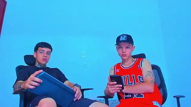 Snapshot of Thomas-Wil chatting on April 19, 3:22 pm Thomas-Wil online show from April 19, 3:22 pm
