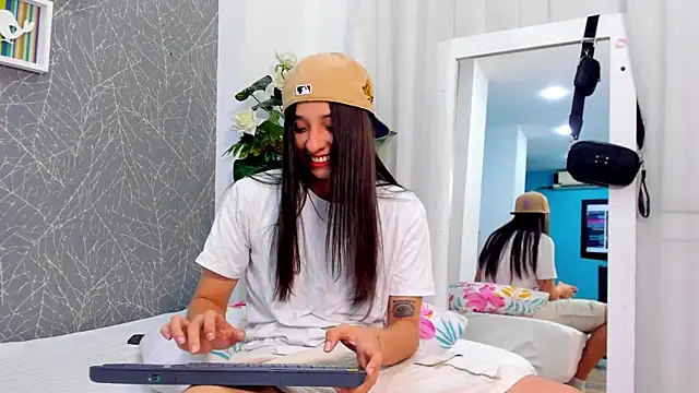 ViictoriiaSaenz online show from June 2, 1:18 am