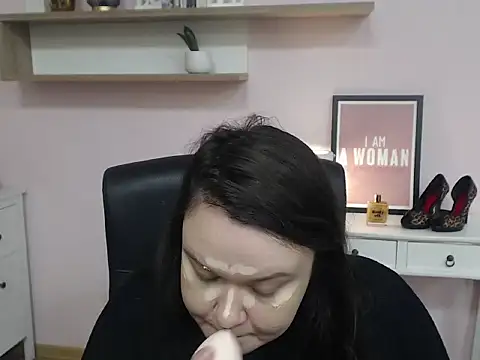 Snapshot of HollyDanceSoul chatting on February 12, 5:35 am HollyDanceSoul online show from February 12, 5:35 am