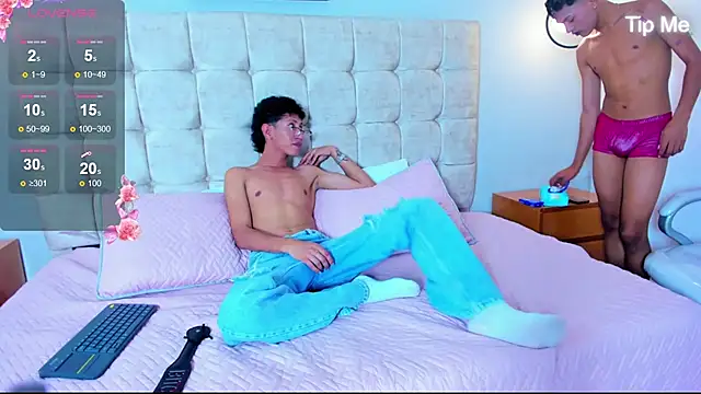 Snapshot of twink_royale18 chatting on January 13, 6:02 pm twink royale18 online show from January 13, 6:02 pm