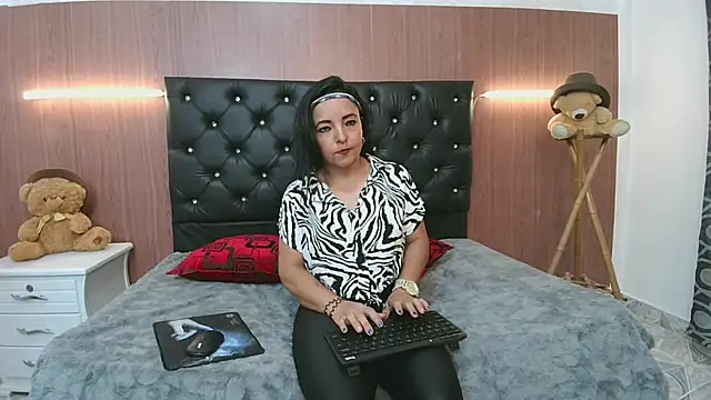 Snapshot of lolitaa_lux chatting on January 13, 1:27 pm lolitaa lux online show from January 13, 1:27 pm