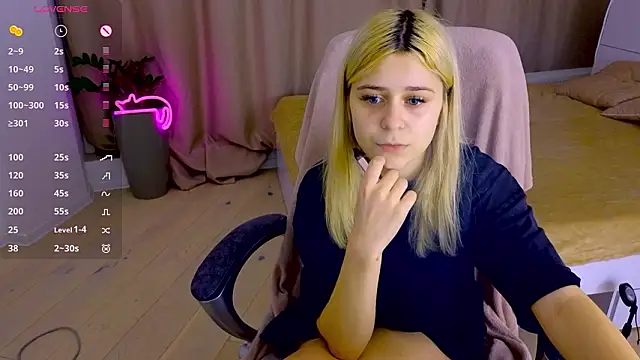 Snapshot of ApheliaStar chatting on February 3, 4:56 pm ApheliaStar online show from February 3, 4:56 pm