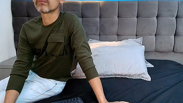 Oswalldo   online show from April 7, 11:43 am