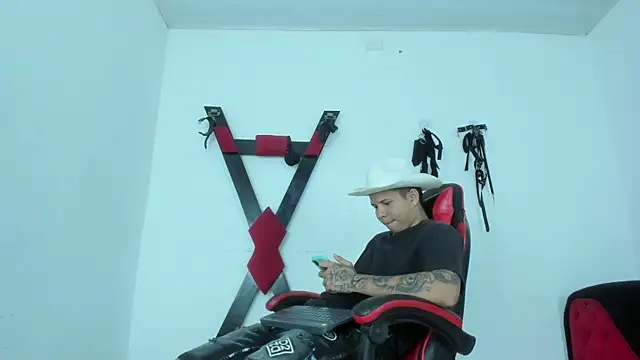 LatinsGuys18 online show from January 13, 11:48 am