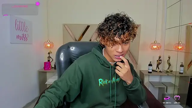 Snapshot of Anyelo_Twink chatting on June 18, 4:57 am Anyelo Twink online show from June 18, 4:57 am