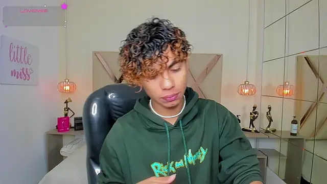 Snapshot of Anyelo_Twink chatting on June 20, 4:37 am Anyelo Twink online show from June 20, 4:37 am