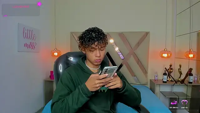 Snapshot of Anyelo_Twink chatting on June 24, 4:11 am Anyelo Twink online show from June 24, 4:11 am