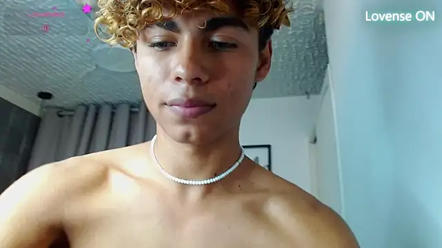 Snapshot of Anyelo_Twink chatting on July 4, 4:24 pm Anyelo Twink online show from July 4, 4:24 pm