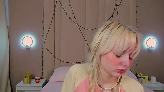Snapshot of AdeleSilvy chatting on June 8, 1:39 am AdeleSilvy online show from June 8, 1:39 am