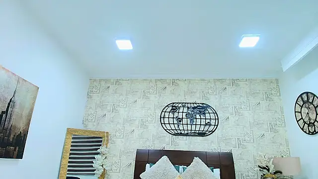 Snapshot of emily_clarkk_ chatting on February 6, 7:17 pm emily clarkk online show from February 6, 7:17 pm