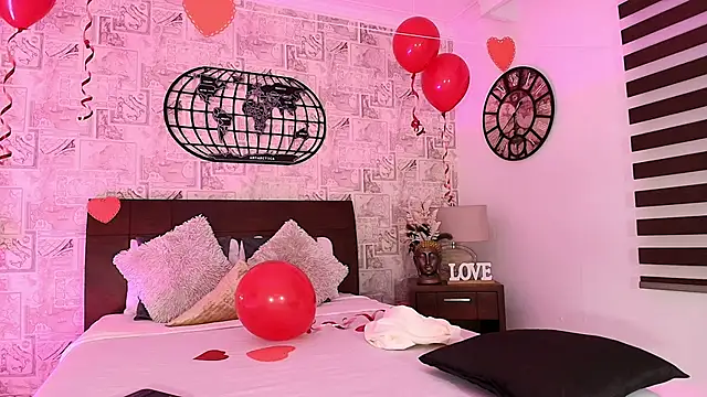 Snapshot of emily_clarkk_ chatting on February 11, 7:19 pm emily clarkk online show from February 11, 7:19 pm