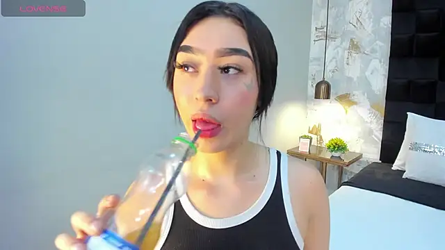 Snapshot of emily_clarkk_ chatting on March 4, 7:53 pm emily clarkk online show from March 4, 7:53 pm