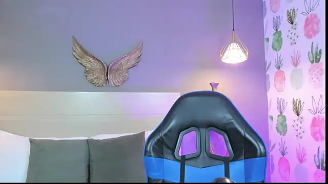 emma hiltonn  online show from April 16, 7:36 pm