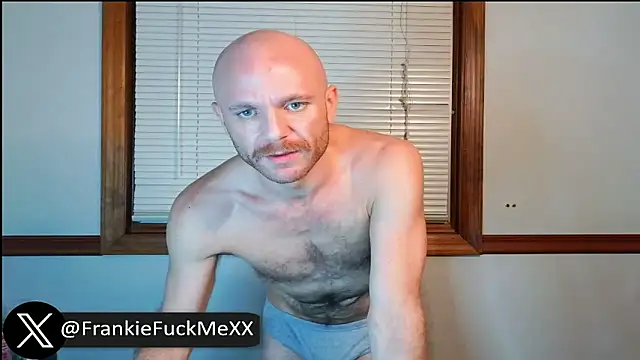 Snapshot of FrankieFuckMe chatting on June 29, 4:19 am FrankieFuckMe online show from June 29, 4:19 am
