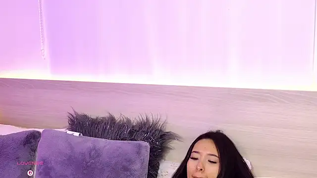 AliceeBloom online show from April 30, 1:50 pm