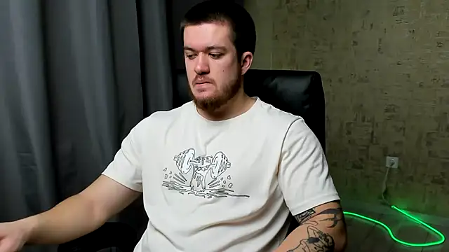 Snapshot of Well_boy chatting on February 5, 8:41 am Well boy online show from February 5, 8:41 am