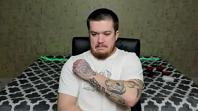 Snapshot of Well_boy chatting on April 4, 4:22 am Well boy online show from April 4, 4:22 am