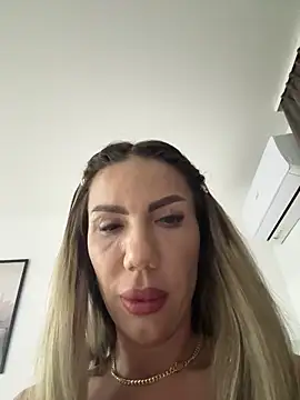 Snapshot of Missolevelvet chatting on February 8, 12:25 am Missolevelvet online show from February 8, 12:25 am