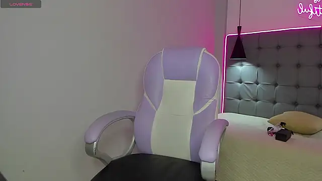 scarletcherry18 online show from February 6, 3:33 am