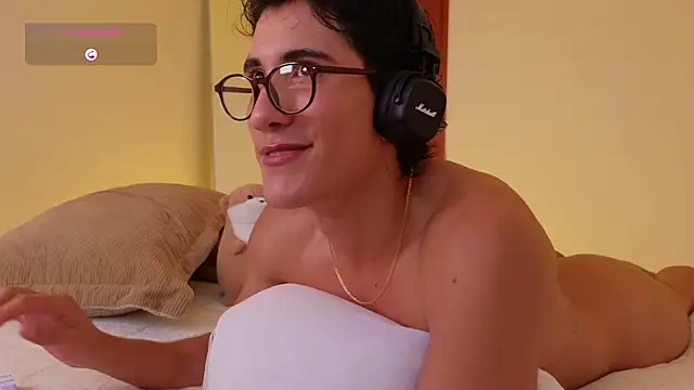 Snapshot of emilio_rivs chatting on February 25, 10:41 pm emilio rivs online show from February 25, 10:41 pm