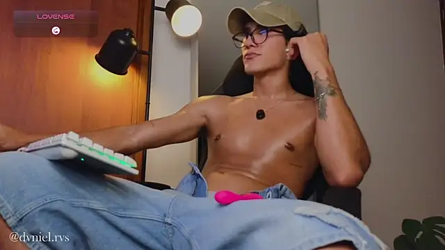Snapshot of emilio_rivs chatting on June 22, 2:24 am emilio rivs online show from June 22, 2:24 am