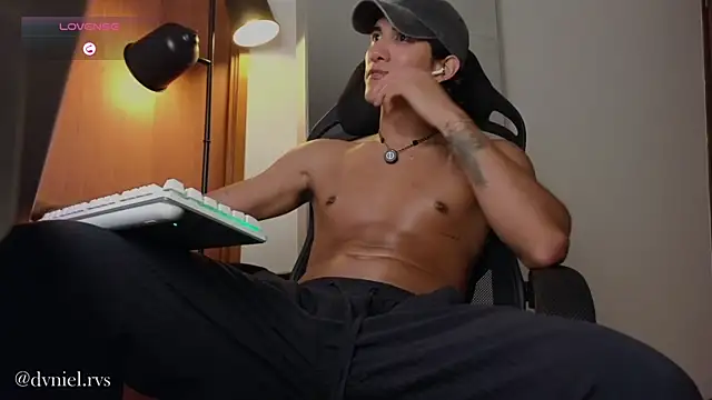 Snapshot of emilio_rivs chatting on July 18, 1:21 am emilio rivs online show from July 18, 1:21 am