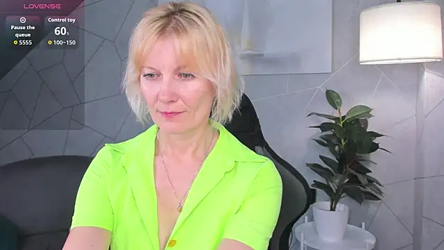 Snapshot of Julie_Lucas chatting on June 7, 11:41 pm Julie Lucas online show from June 7, 11:41 pm