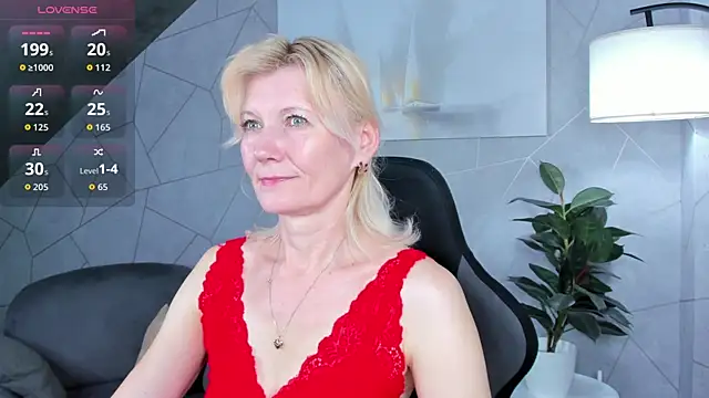 Snapshot of Julie_Lucas chatting on June 10, 12:00 am Julie Lucas online show from June 10, 12:00 am