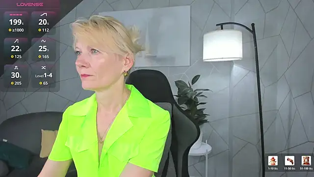 Snapshot of Julie_Lucas chatting on June 10, 11:46 pm Julie Lucas online show from June 10, 11:46 pm