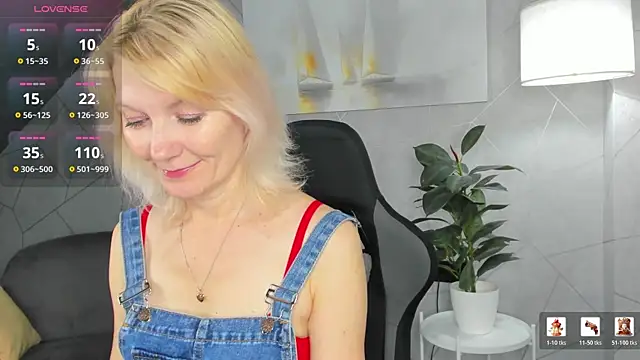 Snapshot of Julie_Lucas chatting on June 16, 12:02 am Julie Lucas online show from June 16, 12:02 am