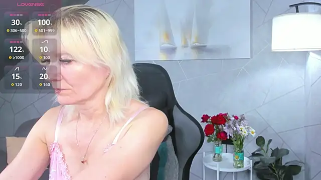 Snapshot of Julie_Lucas chatting on July 10, 12:26 am Julie Lucas online show from July 10, 12:26 am