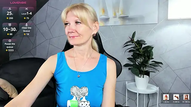 Snapshot of Julie_Lucas chatting on July 15, 12:05 am Julie Lucas online show from July 15, 12:05 am