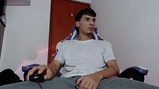 Snapshot of Yankees_xxx chatting on January 15, 12:15 am Yankees xxx online show from January 15, 12:15 am