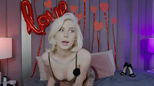 Snapshot of TiffanyStein chatting on February 9, 3:10 am TiffanyStein online show from February 9, 3:10 am