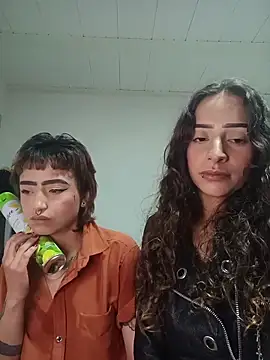 AlexxaAndRileyy online show from May 2, 9:42 pm