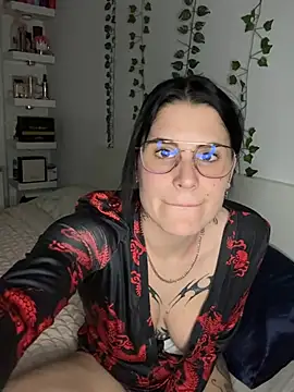 julieeeeee75 online show from January 13, 10:37 pm